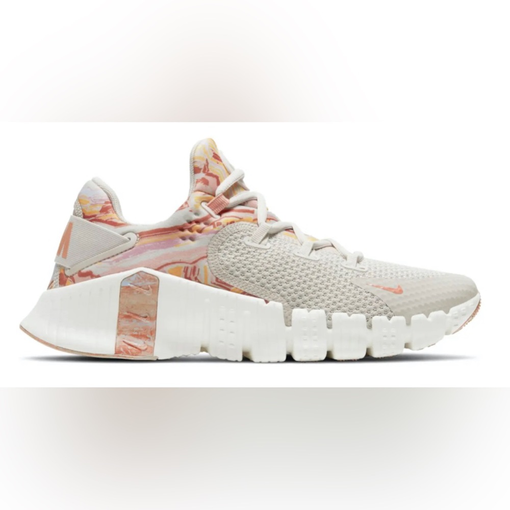 Nike Free Metcon 4
Desert Sand Crimson Bliss